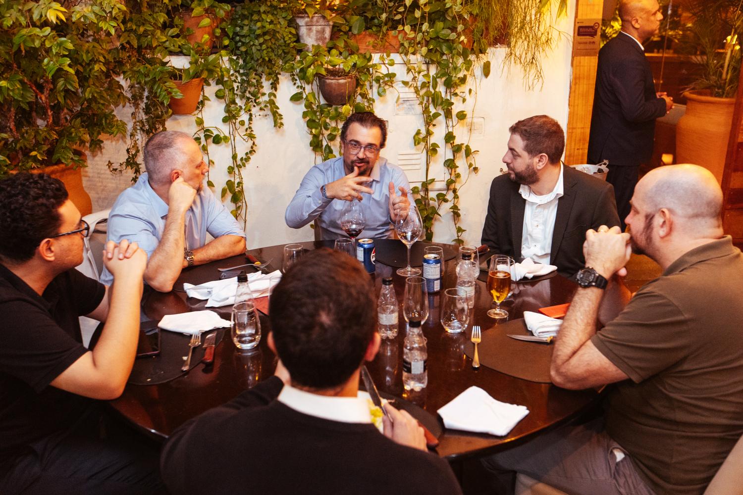 Convidados conversando à mesa