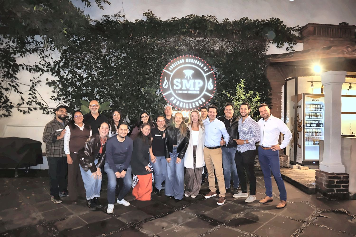 Foto grupal en el lugar del evento